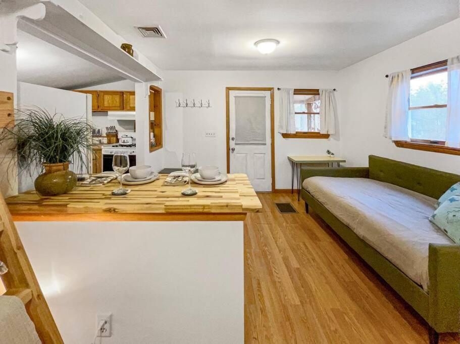 Breezy Hill Eccentric Studio Cottage Accord Exterior foto