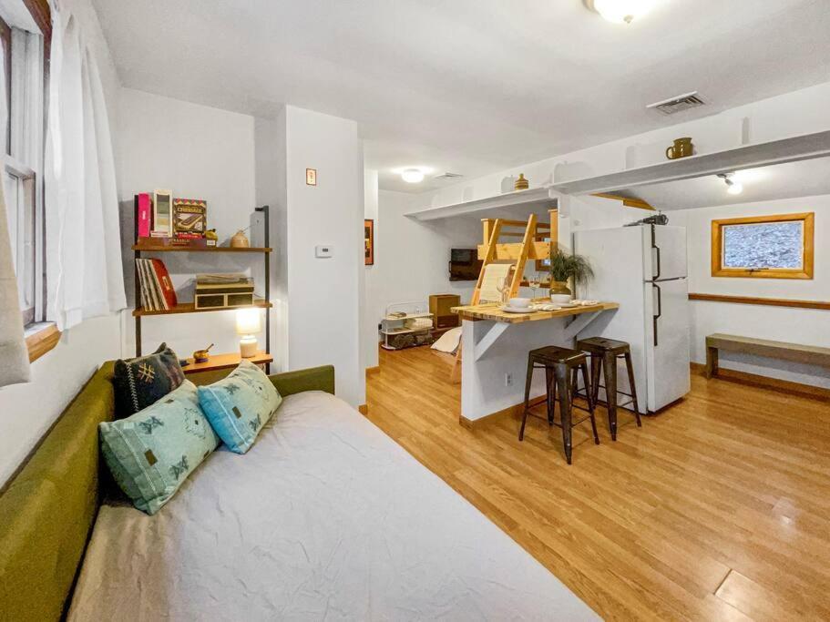 Breezy Hill Eccentric Studio Cottage Accord Exterior foto